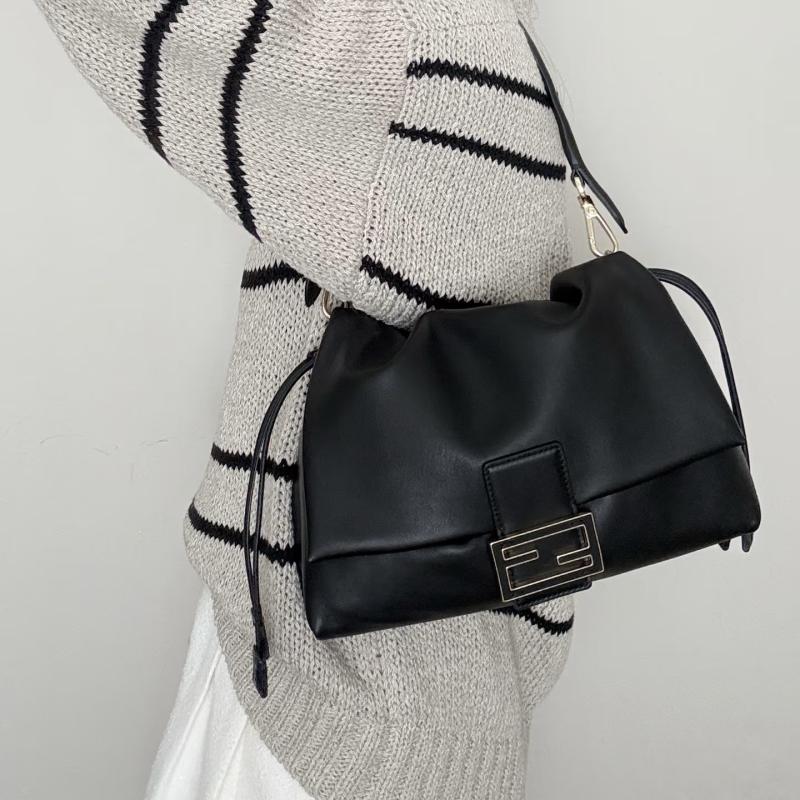 Fendi Mamma Baguette Medium Black 8BR833