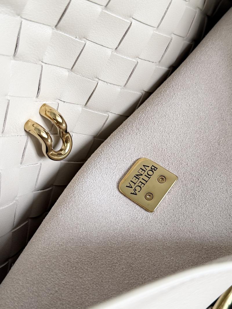 Bottega Veneta Large Ciao Ciao Ecru 826195