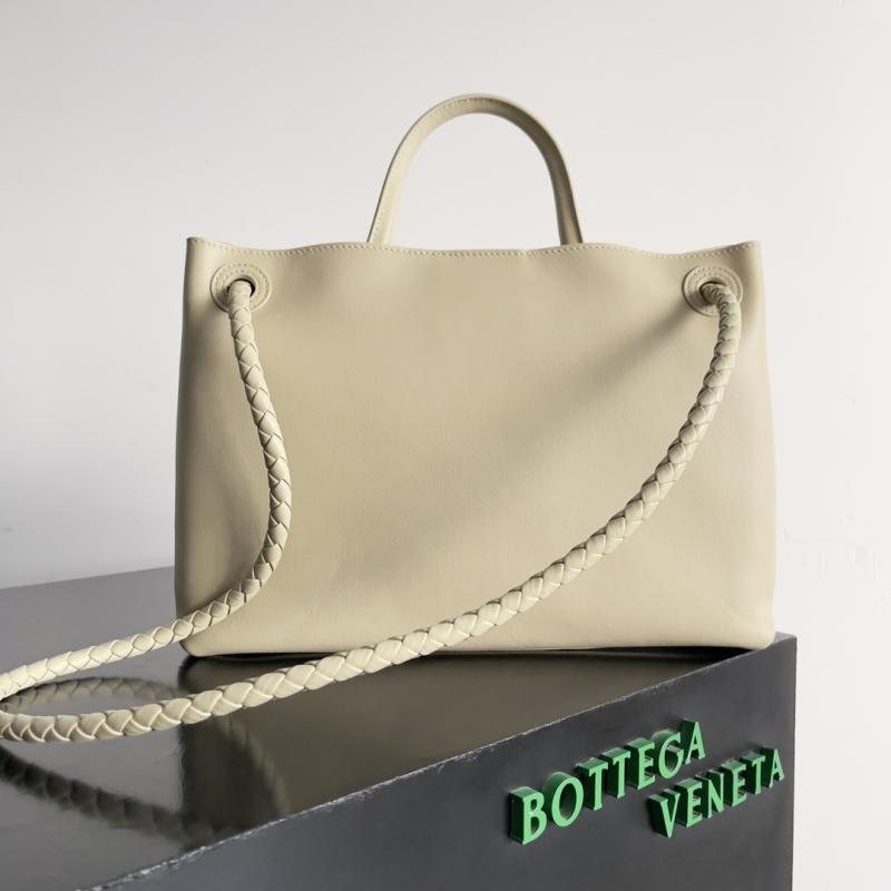 Bottega Veneta Medium Andiamo Ecru 810214