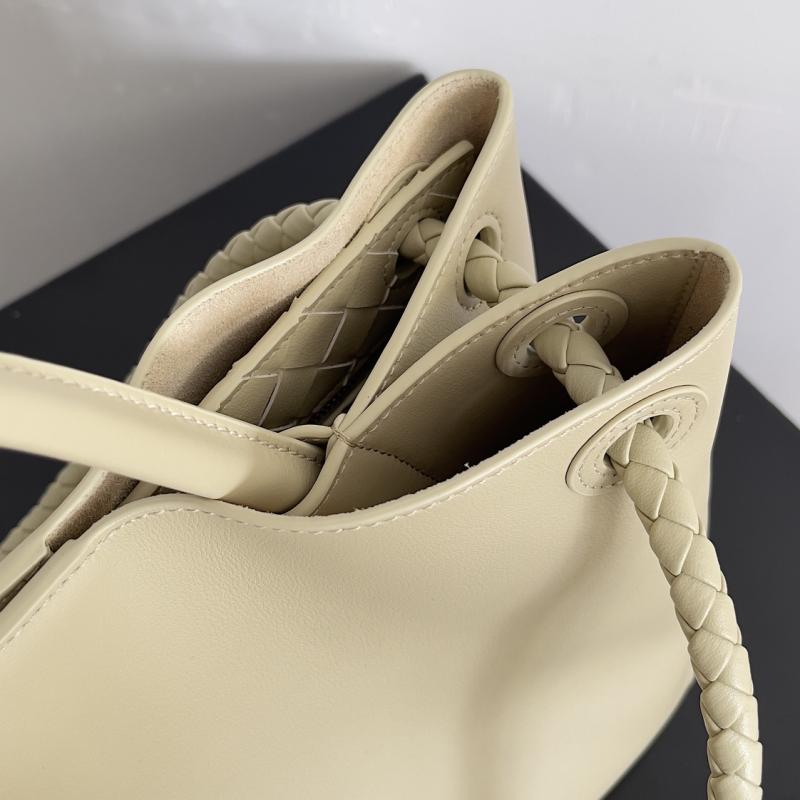 Bottega Veneta Medium Andiamo Ecru 810214