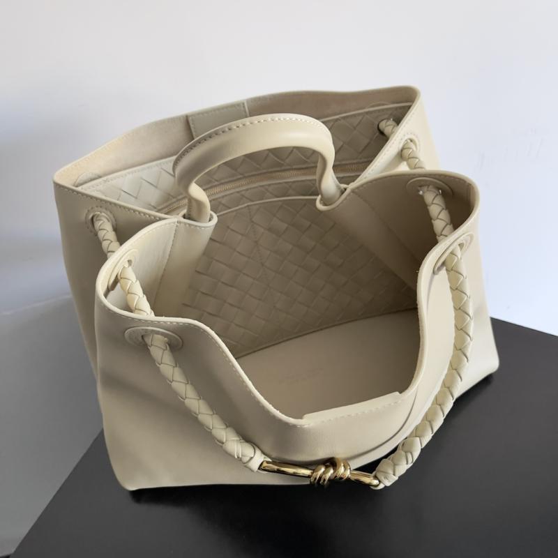 Bottega Veneta Medium Andiamo Ecru 810214