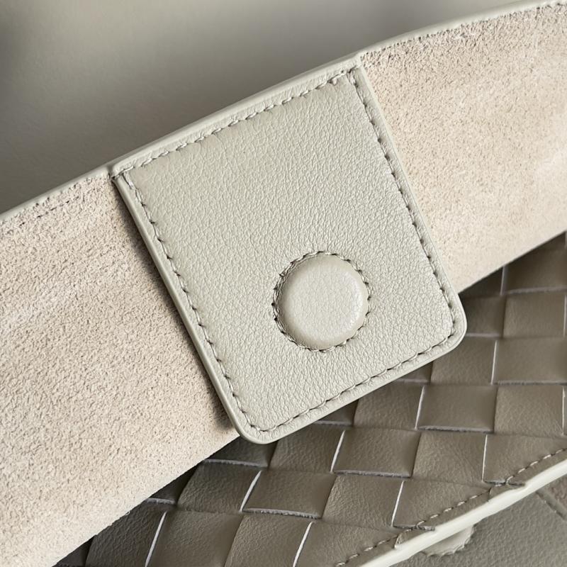 Bottega Veneta Medium Andiamo Ecru 810214