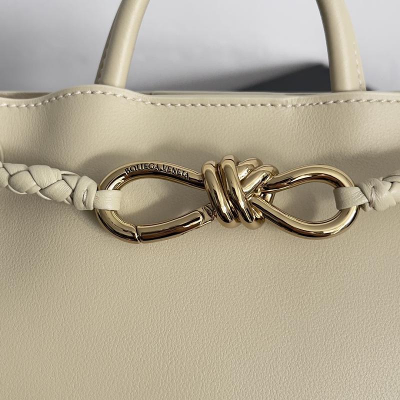 Bottega Veneta Medium Andiamo Ecru 810214