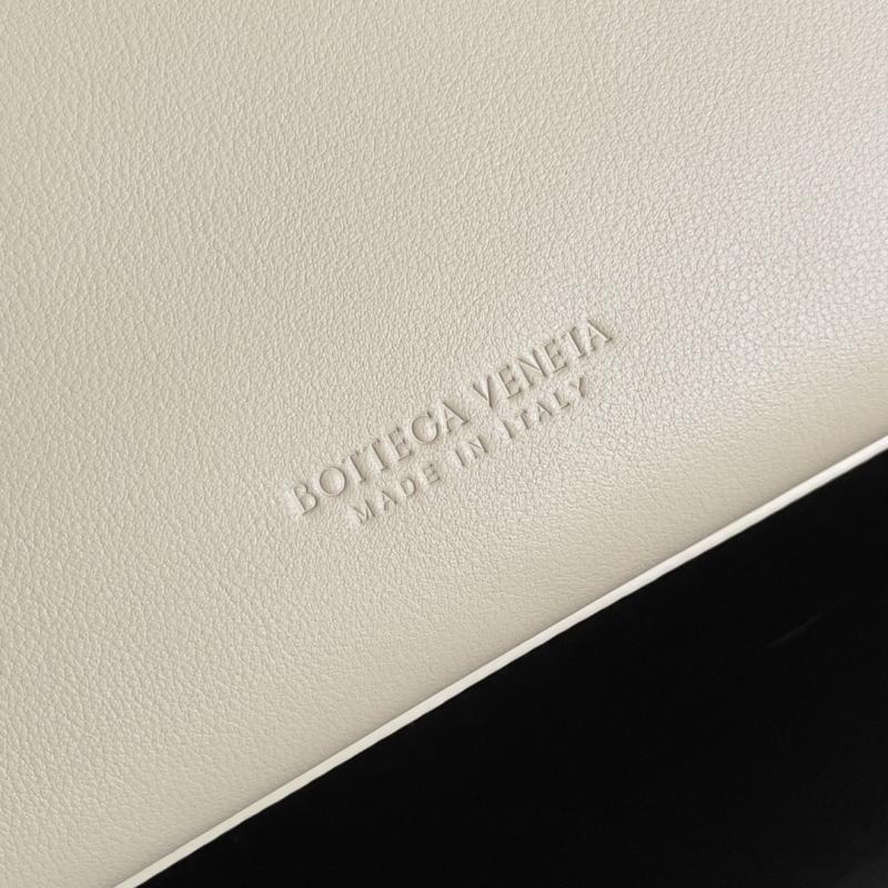 Bottega Veneta Medium Andiamo Ecru 810214