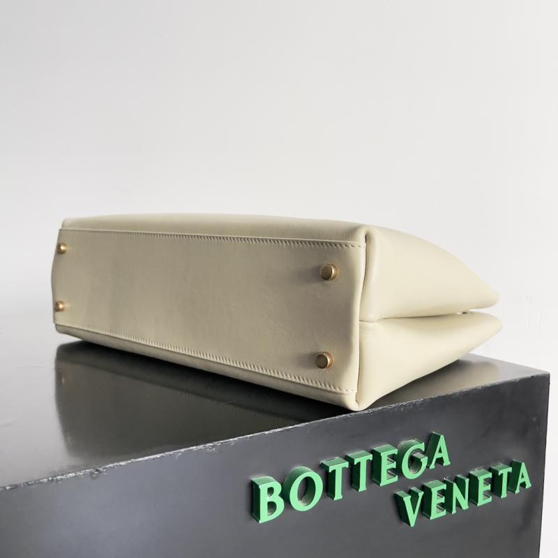 Bottega Veneta Medium Andiamo Ecru 810214
