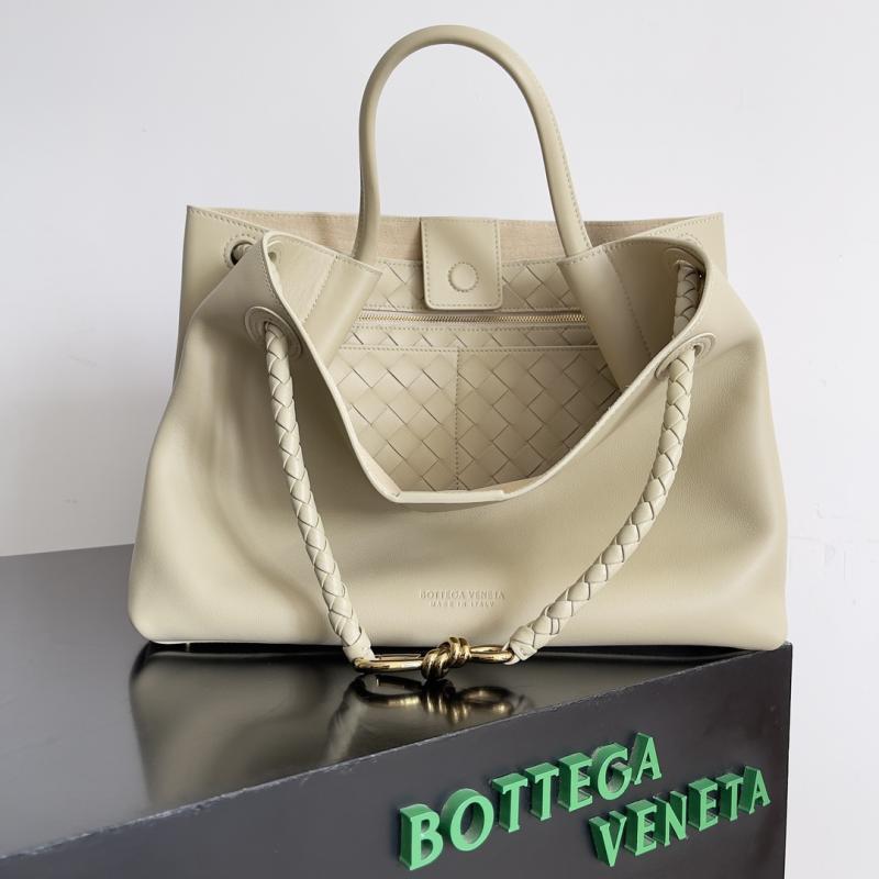 Bottega Veneta Medium Andiamo Ecru 810214