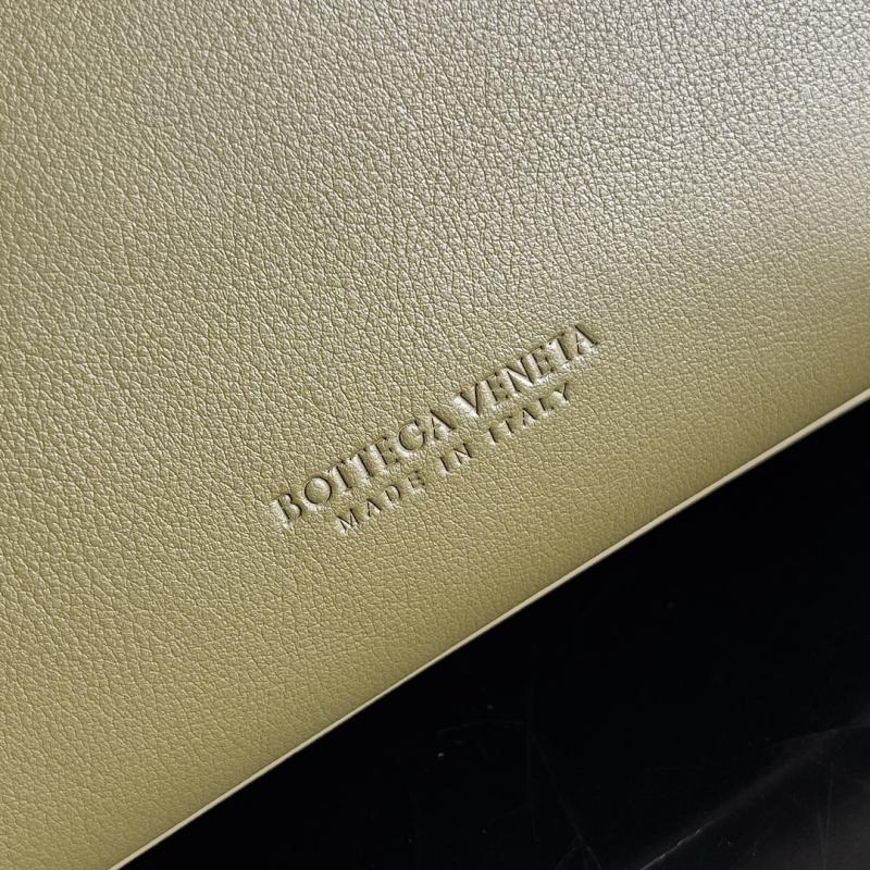 Bottega Veneta Medium Andiamo Oil 810214