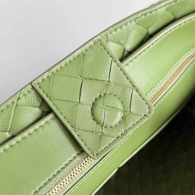 Bottega Veneta Medium Andiamo Tote Bag Matcha B743572