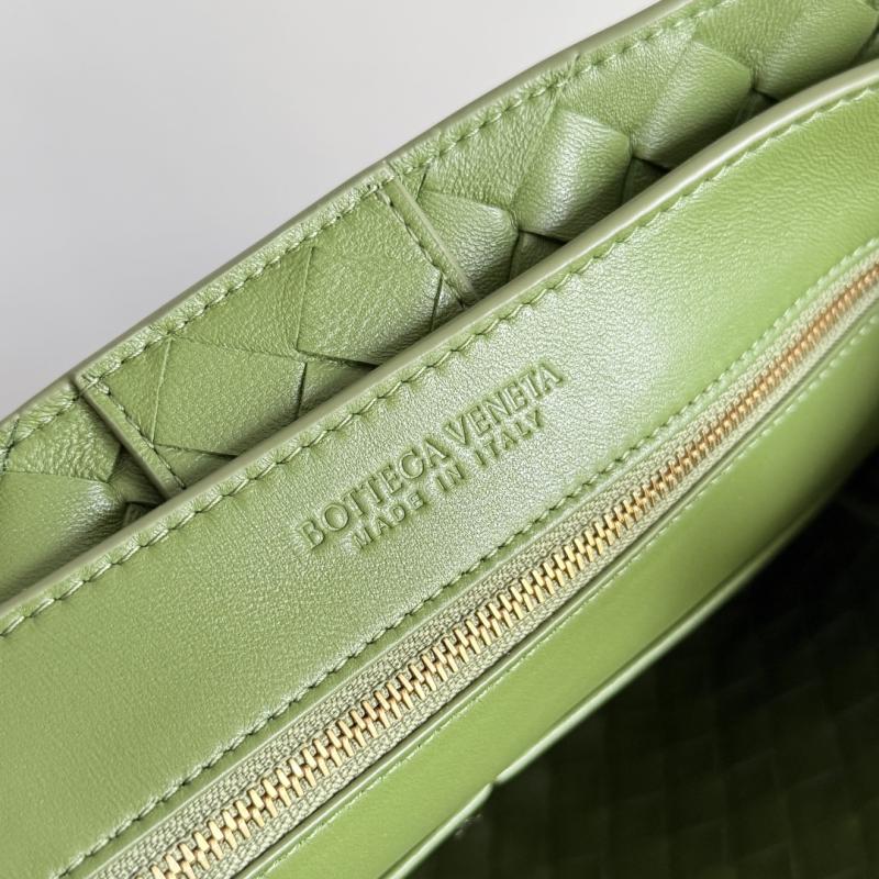 Bottega Veneta Medium Andiamo Tote Bag Matcha B743572