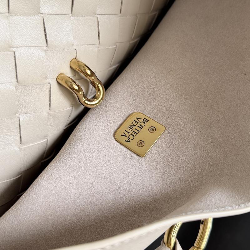 Bottega Veneta Medium Ciao Ciao Ecru 817231