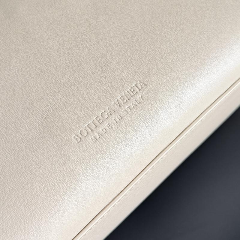 Bottega Veneta Medium Ciao Ciao Ecru 817231