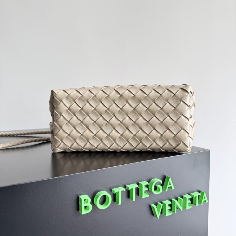 Bottega Veneta Small Andiamo Tote Bag Ecru B743568