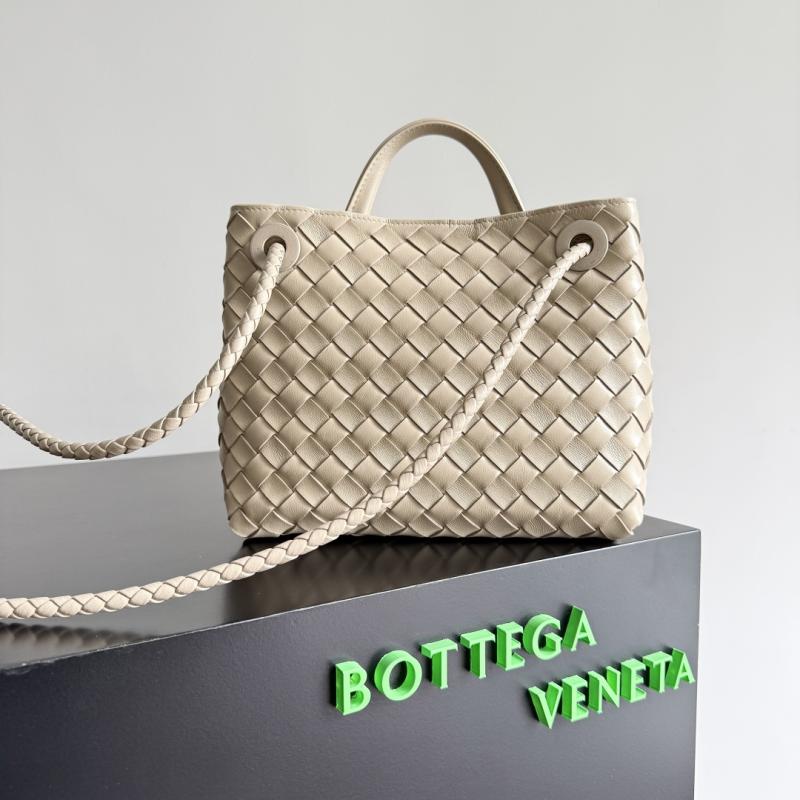 Bottega Veneta Small Andiamo Tote Bag Ecru B743568