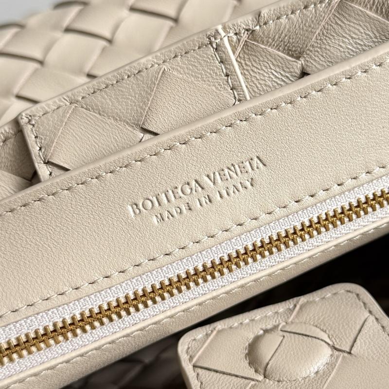 Bottega Veneta Small Andiamo Tote Bag Ecru B743568