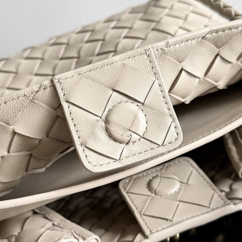 Bottega Veneta Small Andiamo Tote Bag Ecru B743568
