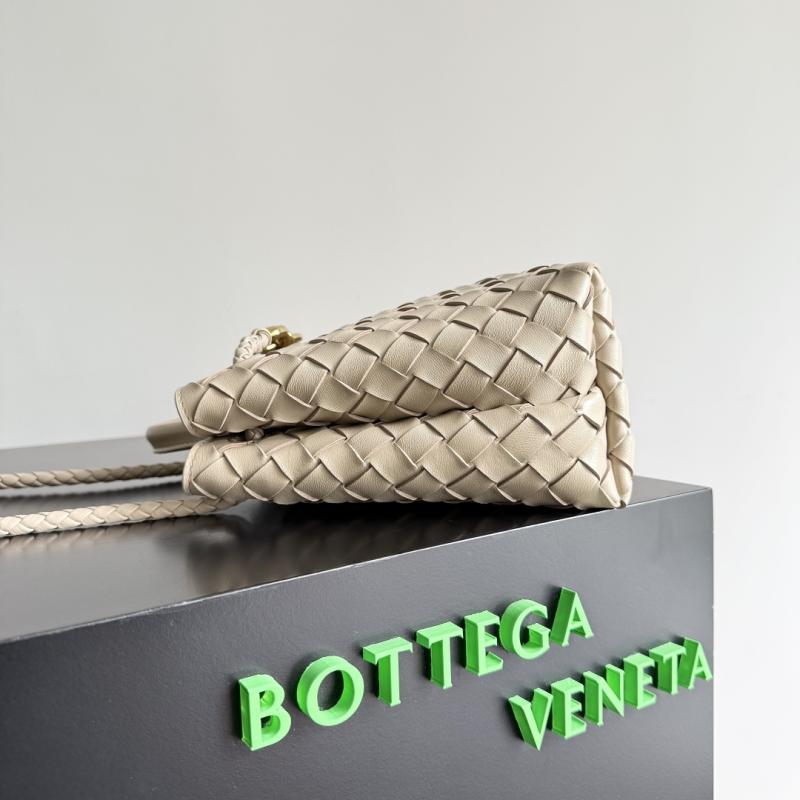 Bottega Veneta Small Andiamo Tote Bag Ecru B743568