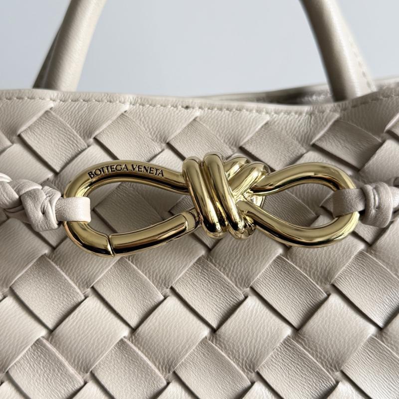 Bottega Veneta Small Andiamo Tote Bag Ecru B743568
