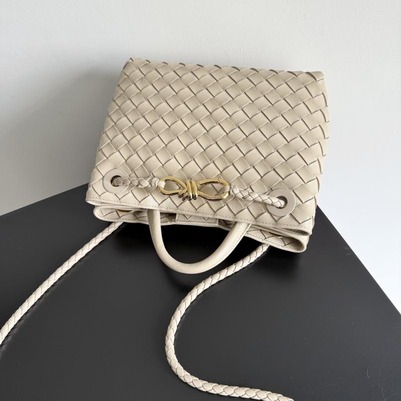 Bottega Veneta Small Andiamo Tote Bag Ecru B743568