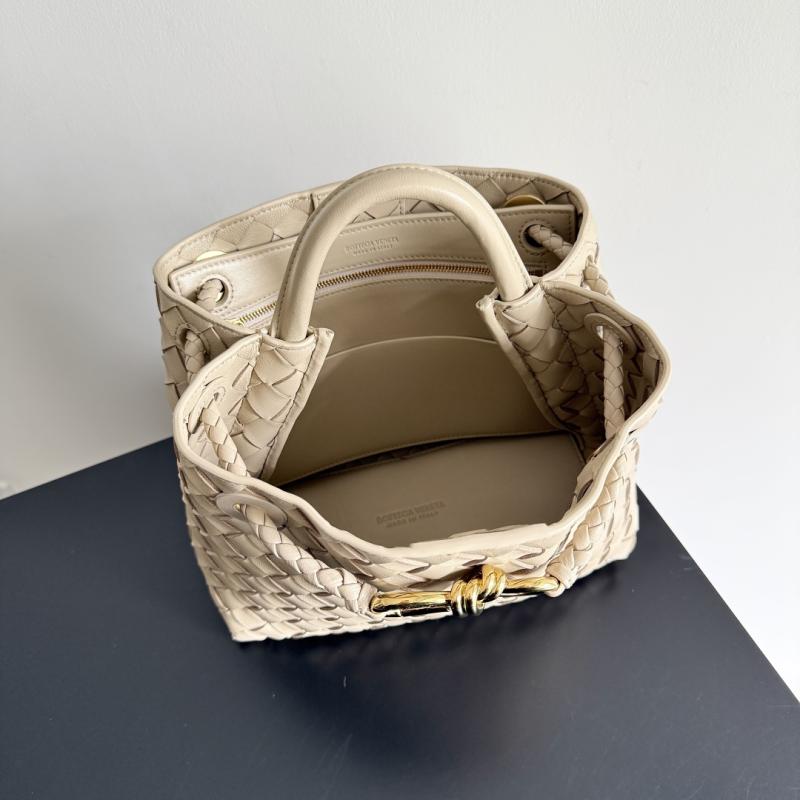 Bottega Veneta Small Andiamo Tote Bag Ecru B743568