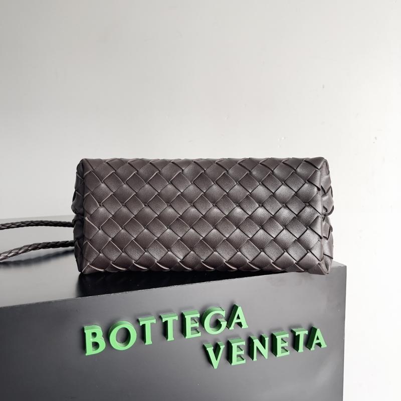 Bottega Veneta Small Andiamo Tote Bag Fondant 743568