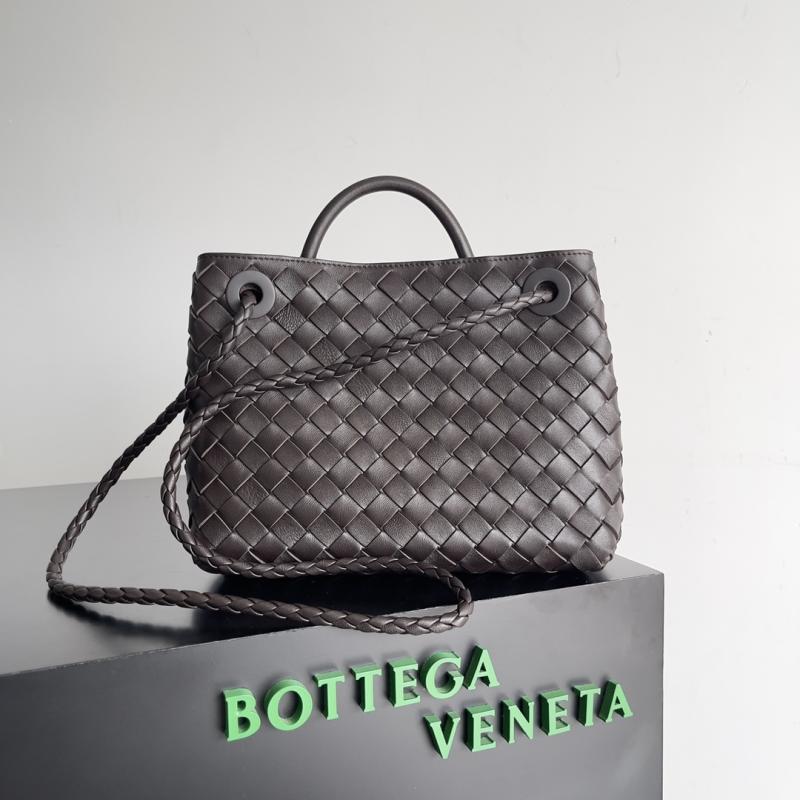 Bottega Veneta Small Andiamo Tote Bag Fondant 743568