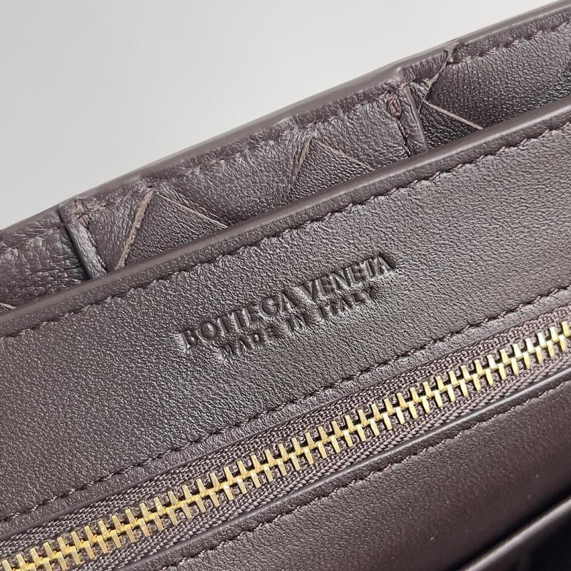Bottega Veneta Small Andiamo Tote Bag Fondant 743568