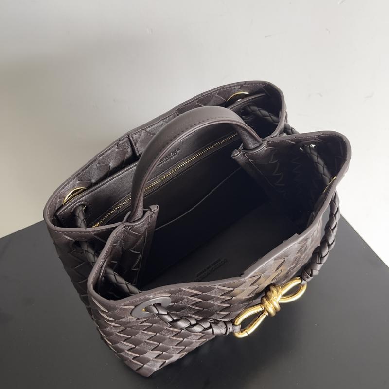 Bottega Veneta Small Andiamo Tote Bag Fondant 743568