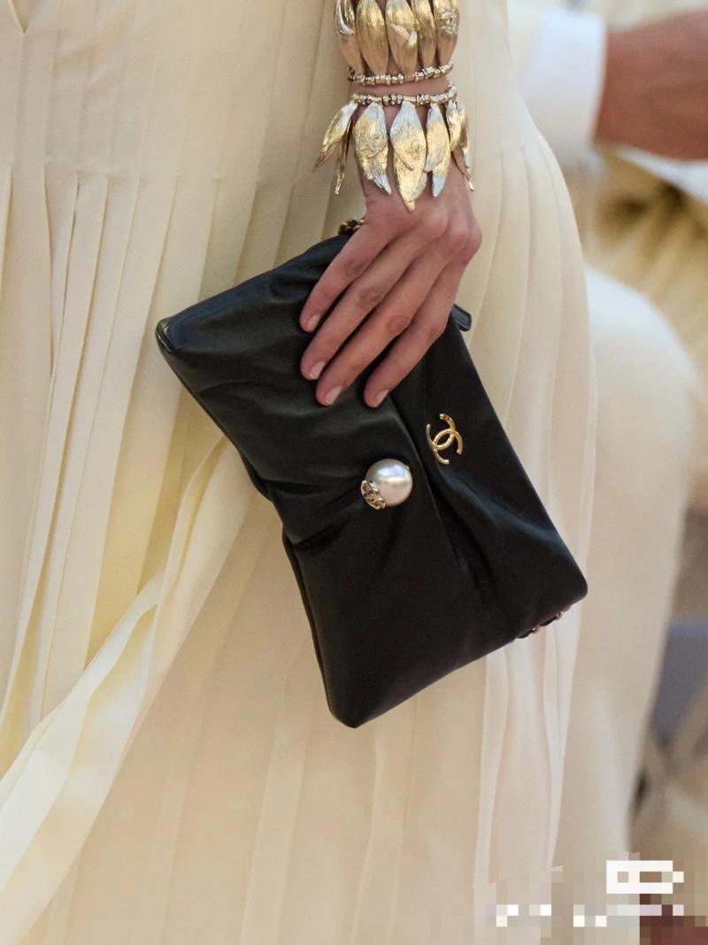 Chanel Clutch With Chain Black AP4613