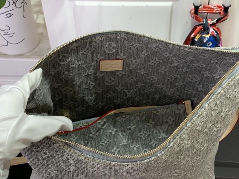 Louis Vuitton Coussin Hobo MM M13390