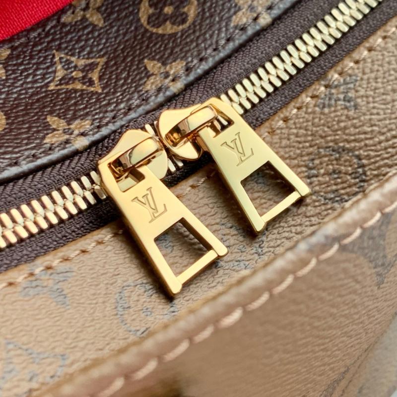 Louis Vuitton OnTheGo East West Chain M14236