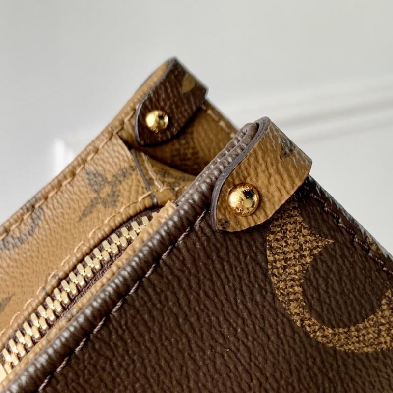 Louis Vuitton OnTheGo East West Chain M14236