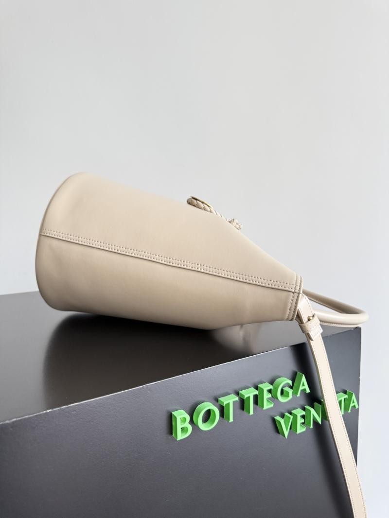 Bottega Veneta Liberta Bucket Ecru 806038