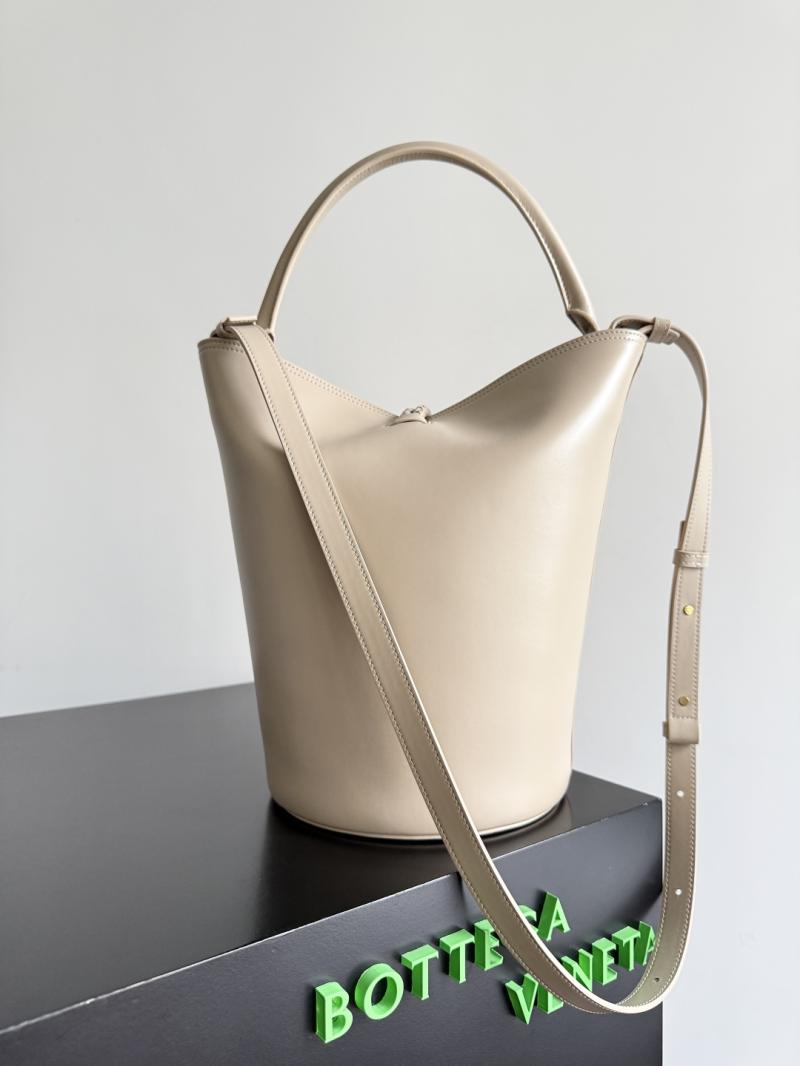 Bottega Veneta Liberta Bucket Ecru 806038
