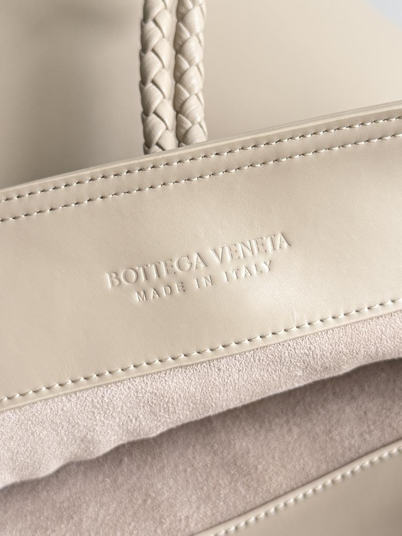 Bottega Veneta Liberta Bucket Ecru 806038