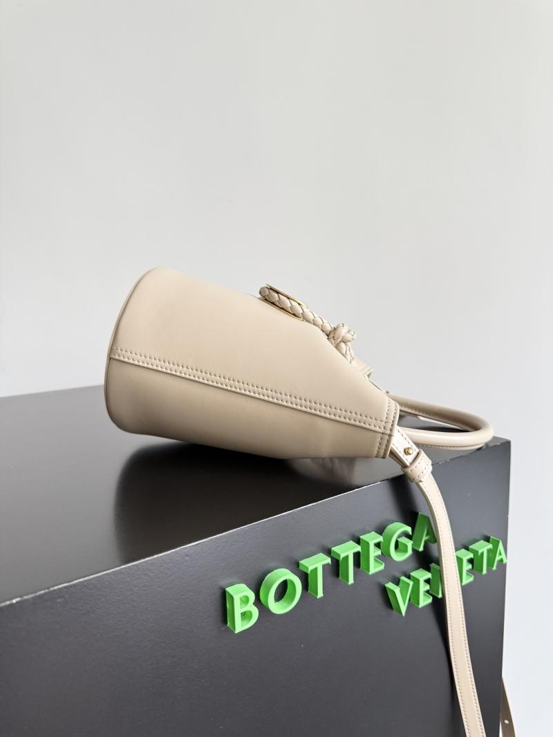 Bottega Veneta Small Liberta Bucket Ecru 815244