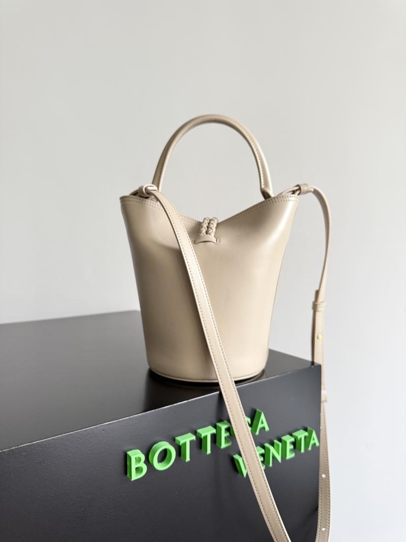 Bottega Veneta Small Liberta Bucket Ecru 815244