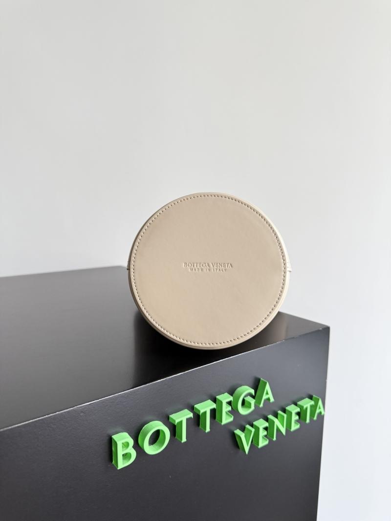 Bottega Veneta Small Liberta Bucket Ecru 815244