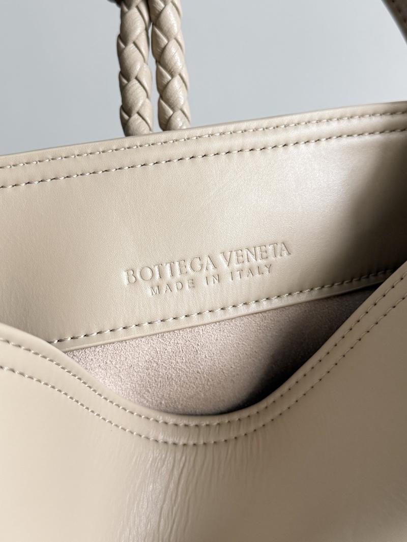 Bottega Veneta Small Liberta Bucket Ecru 815244