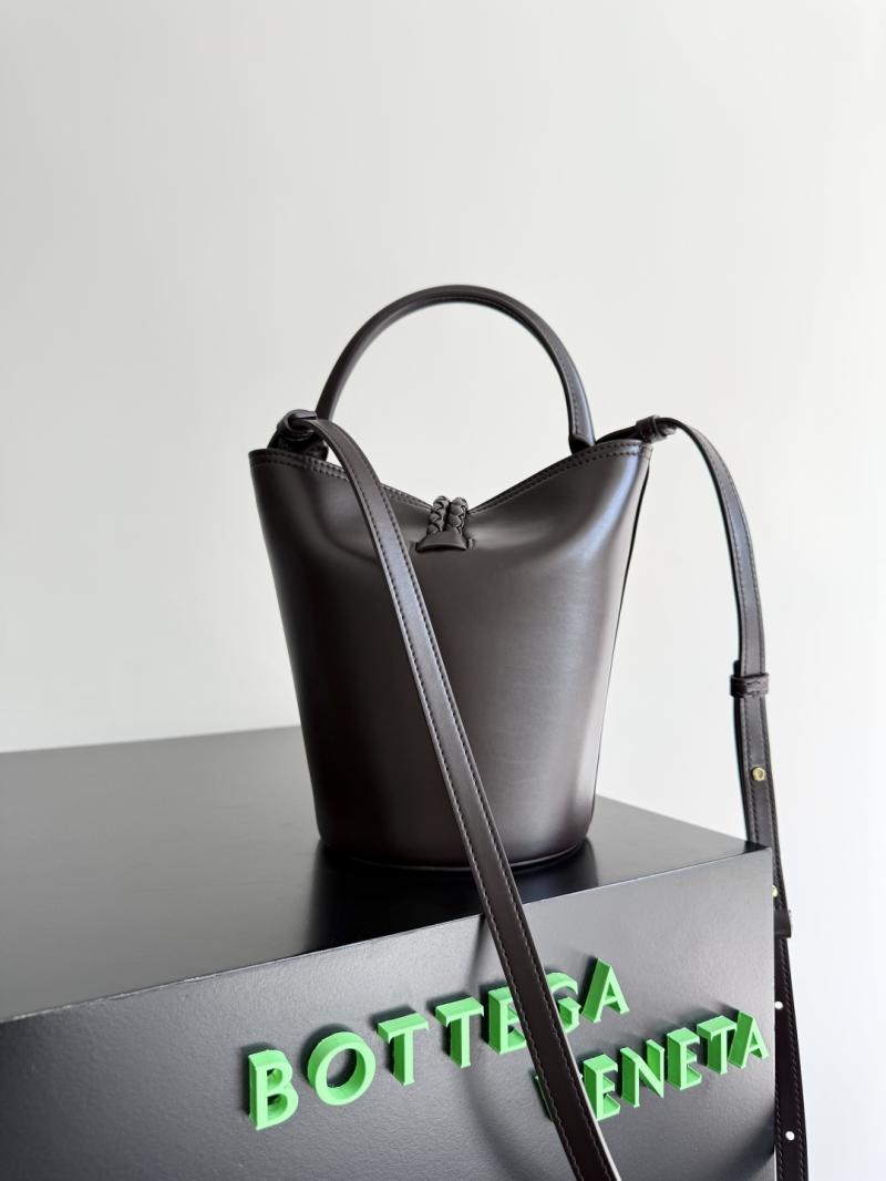 Bottega Veneta Small Liberta Bucket Fondant 815244