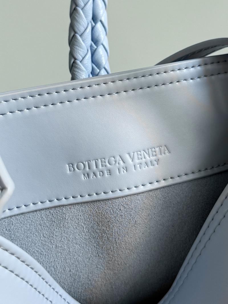 Bottega Veneta Small Liberta Bucket Lunar 815244