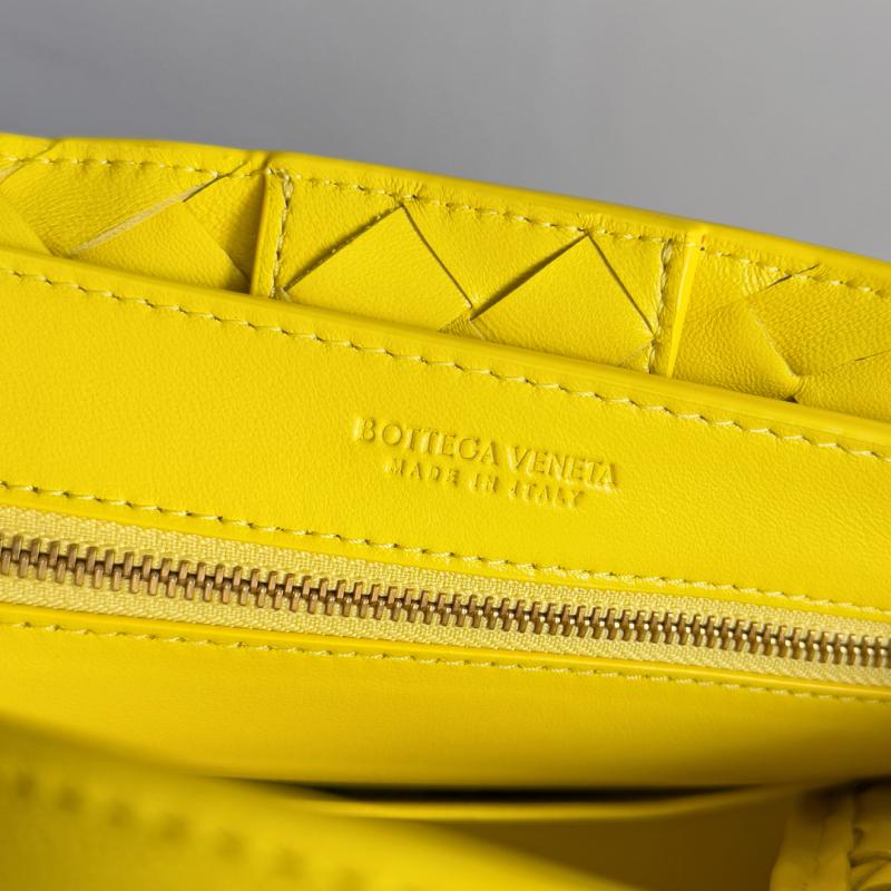 Bottega Veneta Small Andiamo Sulfur 743568