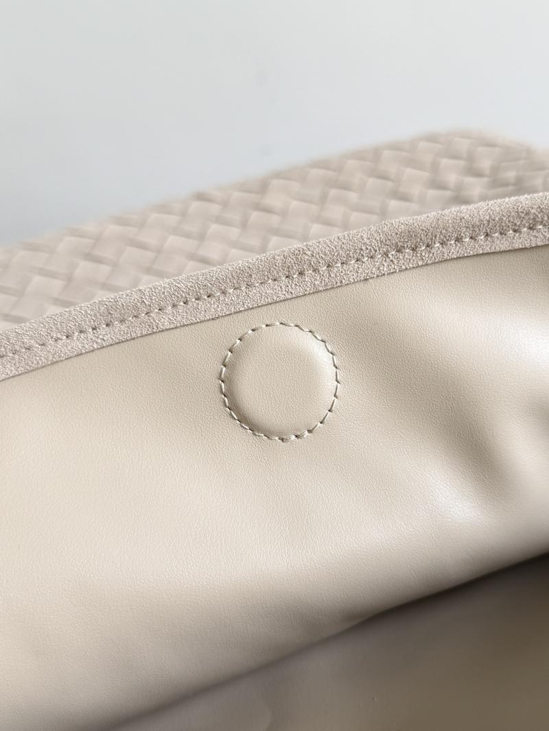 Bottega Veneta Suede Large Hop Ecru 763970
