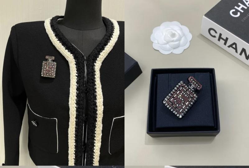 Chanel Brooch YCB72405