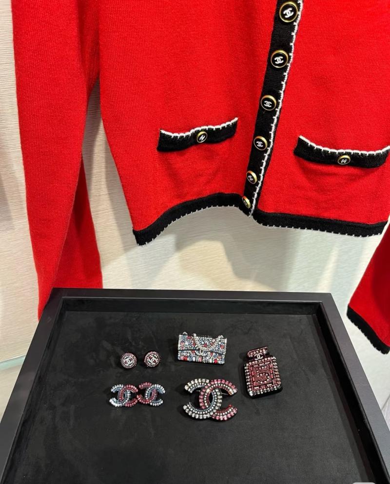 Chanel Brooch YCB72405