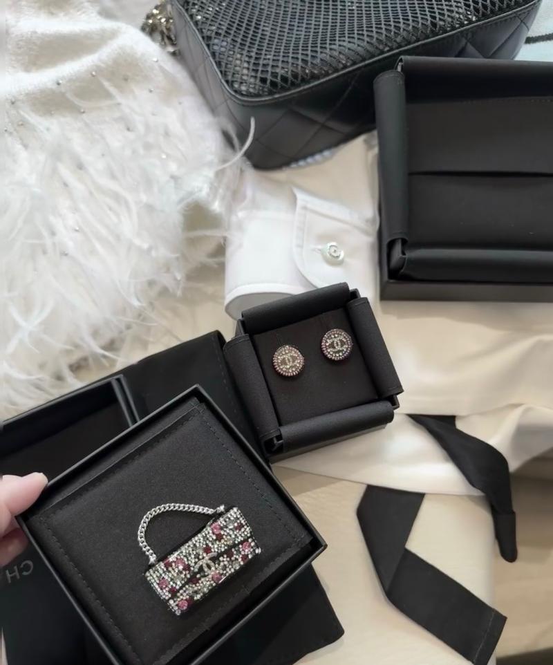 Chanel Brooch YCB72406