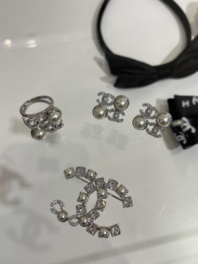 Chanel Brooch YCB72408