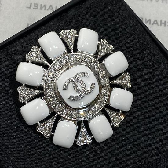 Chanel Brooch YCB81105