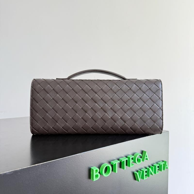 Bottega Veneta Andiamo Clutch Fondant 836810