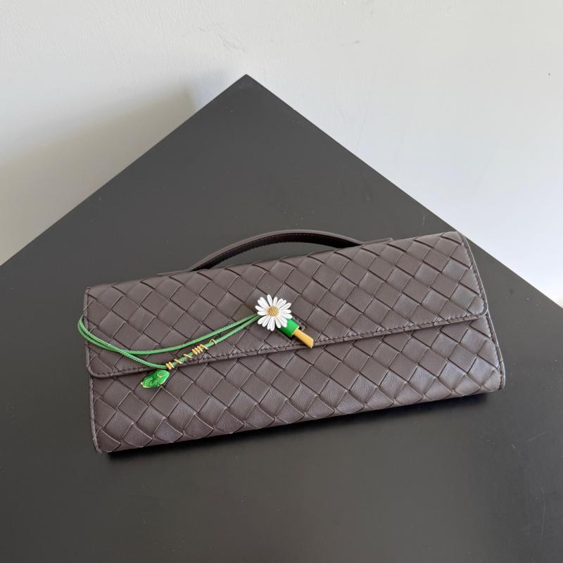 Bottega Veneta Andiamo Clutch Fondant 836810