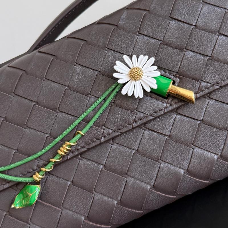 Bottega Veneta Andiamo Clutch Fondant 836810